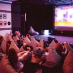 Βραδιά-προβολής-πολυμορφικό-πουφ-poofomania